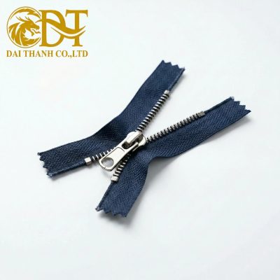 Phụ liệu thường dùng trong may mặc năm 2026: Xu hướng và tiêu chuẩn cho đồng phục cao cấp 2 Phụ liệu may